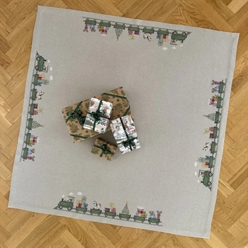Gavetoget juletræstæppe fra Pomp Stitch